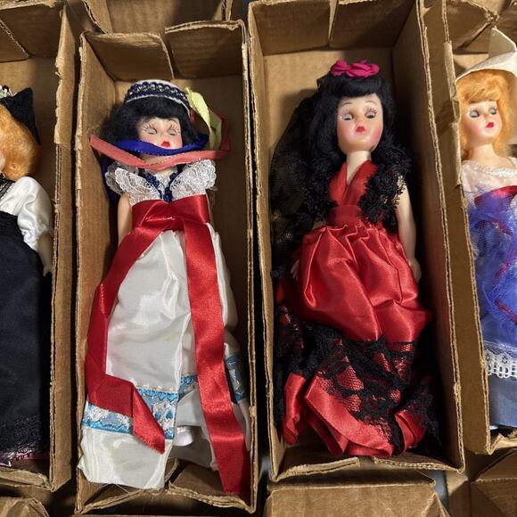 🔥Vintage Indonesian World Dressed Style Dolls Lot of 9 BNIB🔥 - Picture 4 of 7